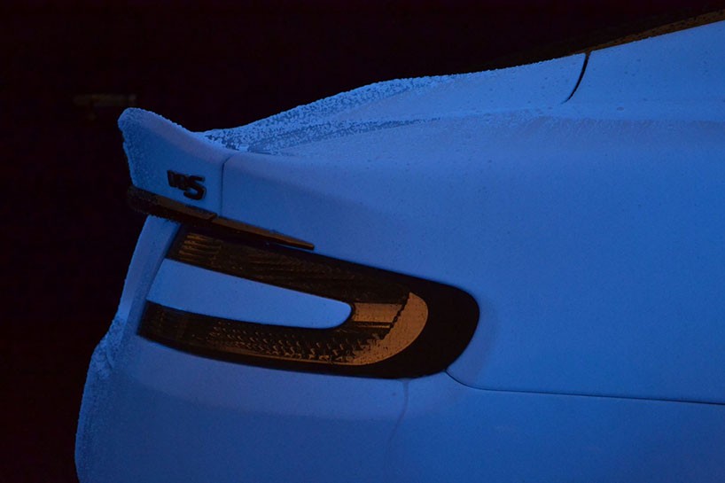 Nevana Designs украсила Aston Martin DBS светящейся краской